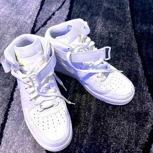 White Men’s Air Force One Shoes Size 9.5